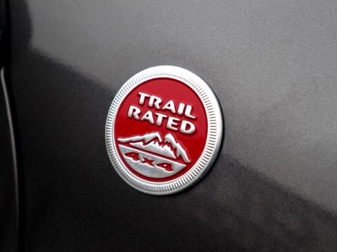 Used 2019 Jeep Cherokee Trailhawk image 32