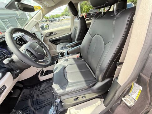 Used 2023 Chrysler Pacifica Touring-L FWD image 18