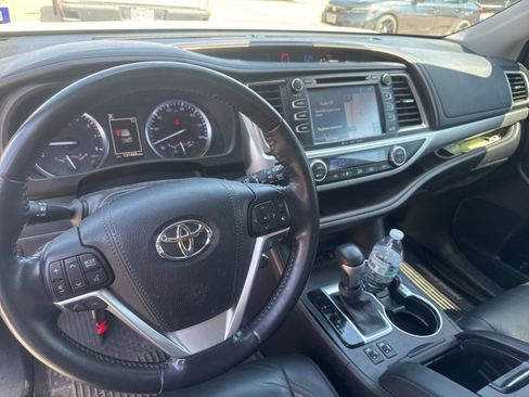 Used 2018 Toyota Highlander XLE AWD/4WD image 16