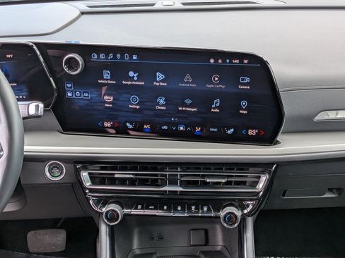 Used 2024 Chevrolet Traverse LT image 20