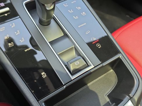 Used 2025 Porsche Macan AWD/4WD image 29