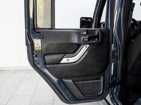 Used 2017 Jeep Wrangler Unlimited Rubicon w/ Connectivity Group image 41