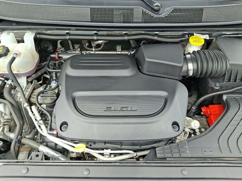 Used 2024 Chrysler Pacifica Touring-L FWD image 27
