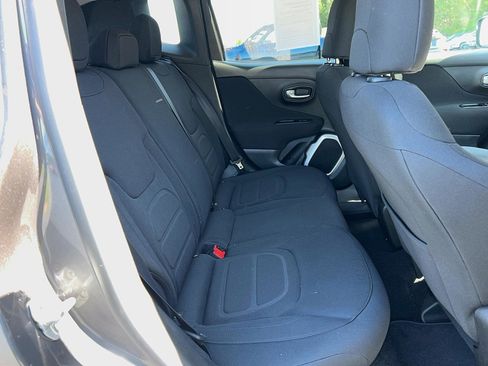 Used 2018 Jeep Renegade Latitude FWD image 24