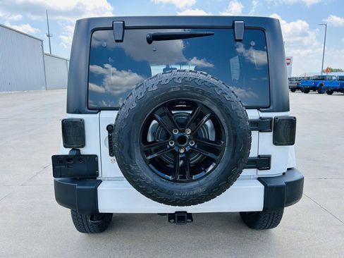 Used 2016 Jeep Wrangler Unlimited Sahara w/ Connectivity Group AWD/4WD image 31