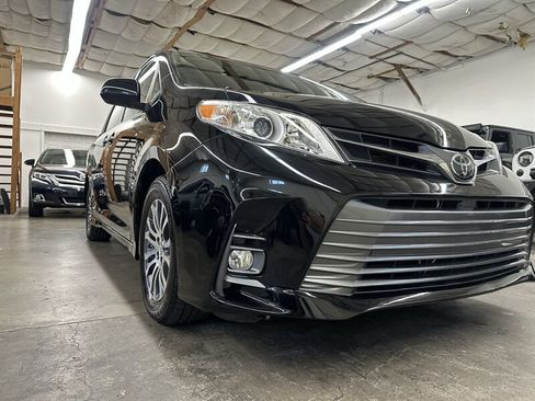 Used 2019 Toyota Sienna XLE FWD image 39