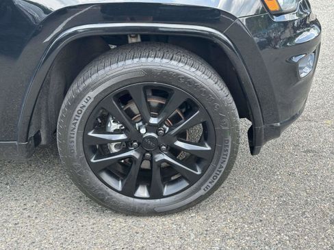 Used 2018 Jeep Grand Cherokee Altitude AWD/4WD image 10