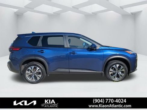 Used 2023 Nissan Rogue SV FWD image 2