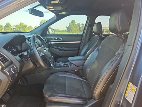 Used 2018 Ford Explorer XLT w/ Equipment Group 202A FWD image 9