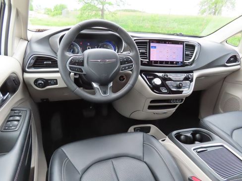 Certified 2024 Chrysler Pacifica Touring-L FWD image 4
