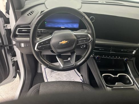 Used 2025 Chevrolet Traverse LT FWD image 16