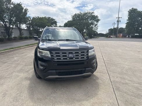 Used 2017 Ford Explorer XLT w/ Equipment Group 202A AWD/4WD image 5