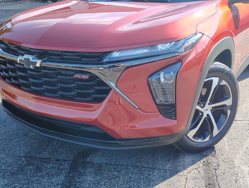 Used 2024 Chevrolet Trax RS w/ Sunroof Package FWD image 7