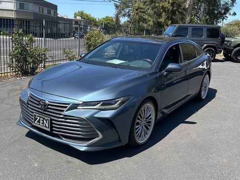Used 2019 Toyota Avalon Limited w/ Advanced Safety Package FWD image 3