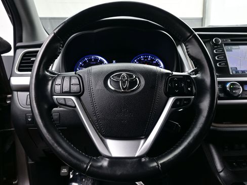 Used 2019 Toyota Highlander XLE image 25
