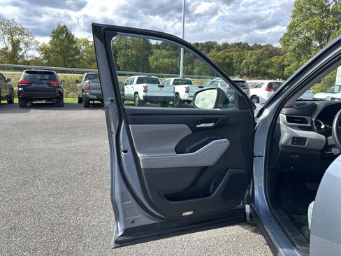 Used 2022 Toyota Highlander XLE image 11