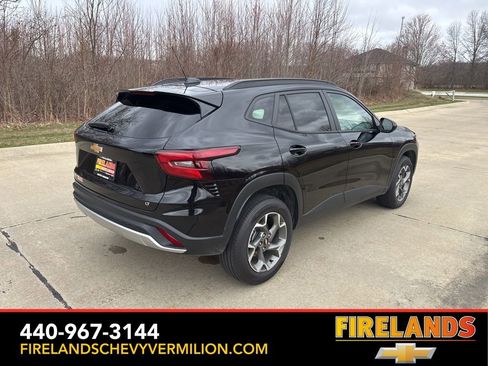 Used 2025 Chevrolet Trax LT w/ LT Convenience Package image 9