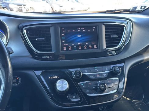 Used 2020 Chrysler Pacifica Touring w/ S Appearance Package FWD image 12