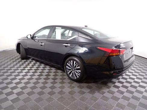 Used 2024 Nissan Altima 2.5 SV image 12