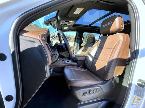 Used 2023 Chevrolet Suburban High Country image 11