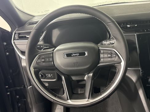 New 2025 Jeep Grand Cherokee Laredo X w/ Luxury Tech Group I image 16