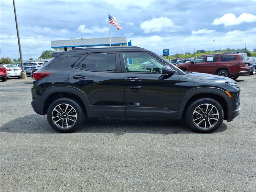 Used 2025 Chevrolet TrailBlazer LT AWD/4WD image 2