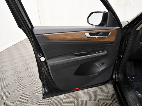 Used 2025 Volkswagen Atlas SE image 14