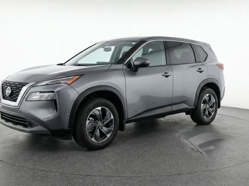 Used 2025 Nissan Rogue SV image 3