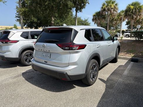 Used 2025 Nissan Rogue SV FWD image 3