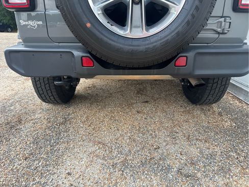Used 2022 Jeep Wrangler Unlimited Sahara AWD/4WD image 19