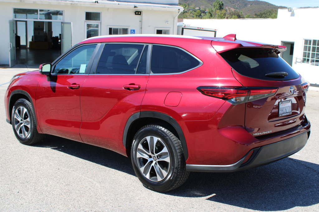 Used 2023 Toyota Highlander XLE FWD image 6