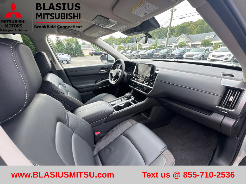 Used 2025 Nissan Pathfinder SL AWD/4WD image 38