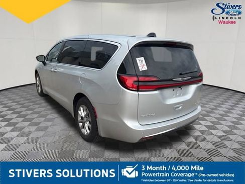 Used 2026 Chrysler Pacifica Limited FWD image 9