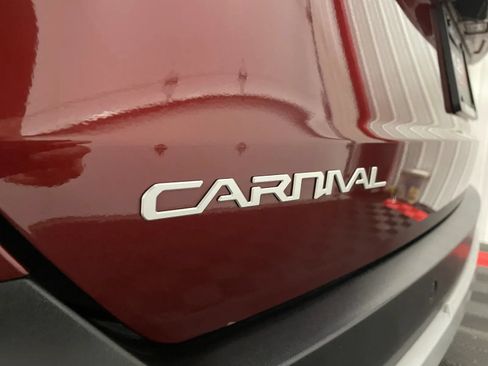 Used 2025 Kia Carnival EX FWD image 13