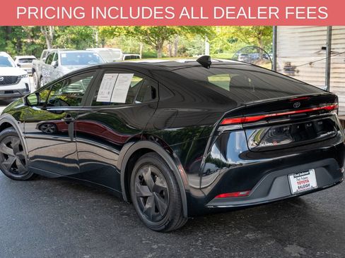 Used 2024 Toyota Prius LE FWD image 3