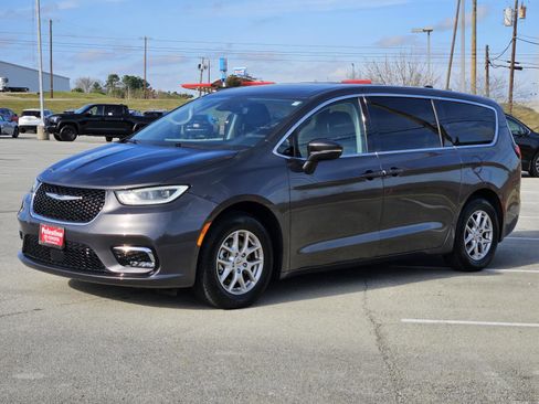 Used 2023 Chrysler Pacifica Touring-L image 3