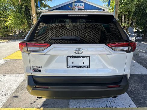 Used 2021 Toyota RAV4 XLE Premium image 6