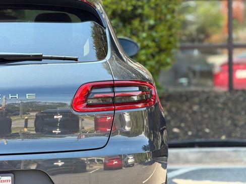 Used 2018 Porsche Macan image 16