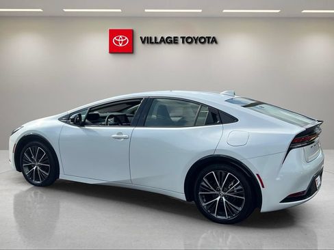 Certified 2025 Toyota Prius XLE FWD image 3