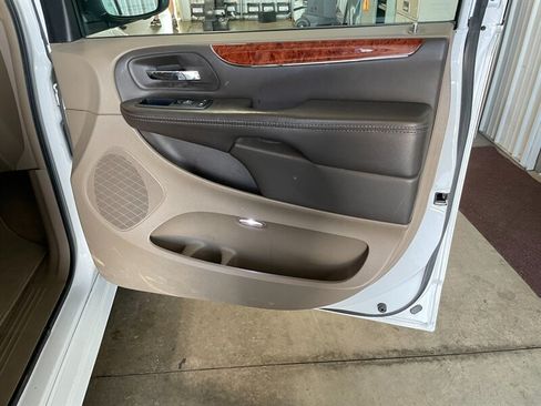 Used 2016 Chrysler Town & Country Limited Platinum FWD image 24