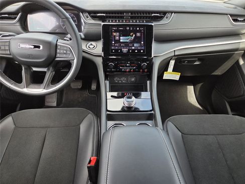 New 2025 Jeep Grand Cherokee Altitude image 35