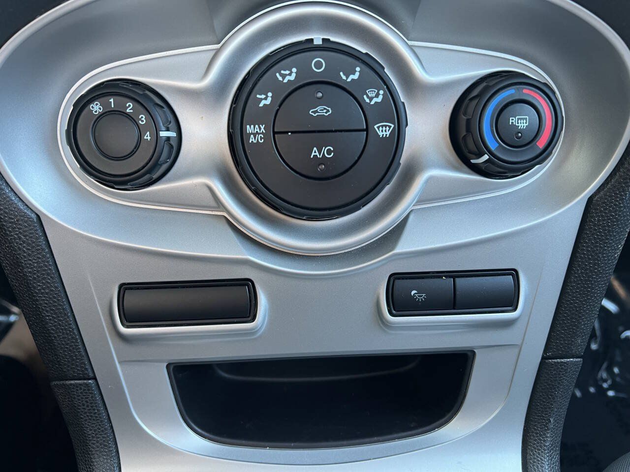 Used 2015 Ford Fiesta SE FWD image 19