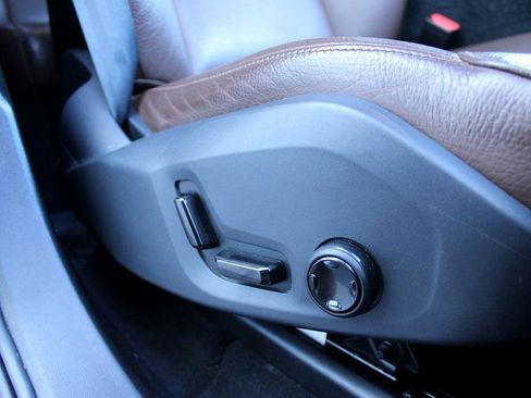 Used 2018 Volvo XC60 T5 Momentum w/ Vision Package image 23