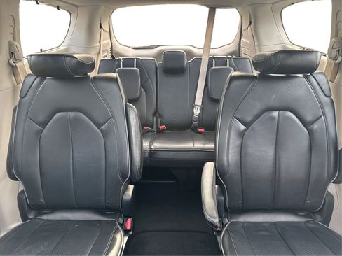 Used 2018 Chrysler Pacifica Limited FWD image 18