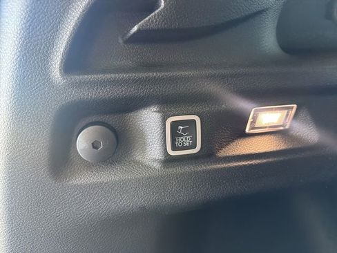 Used 2025 Jeep Grand Cherokee L Limited w/ Luxury Tech Group II image 9