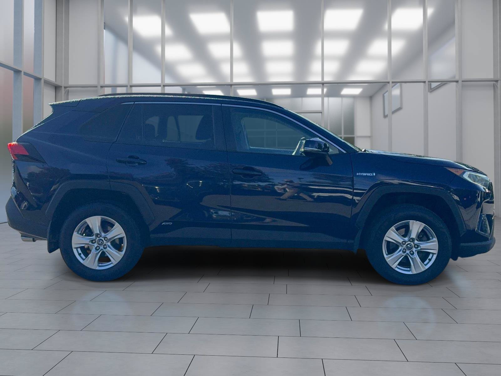 Used 2020 Toyota RAV4 XLE w/ Convenience Package AWD/4WD image 3