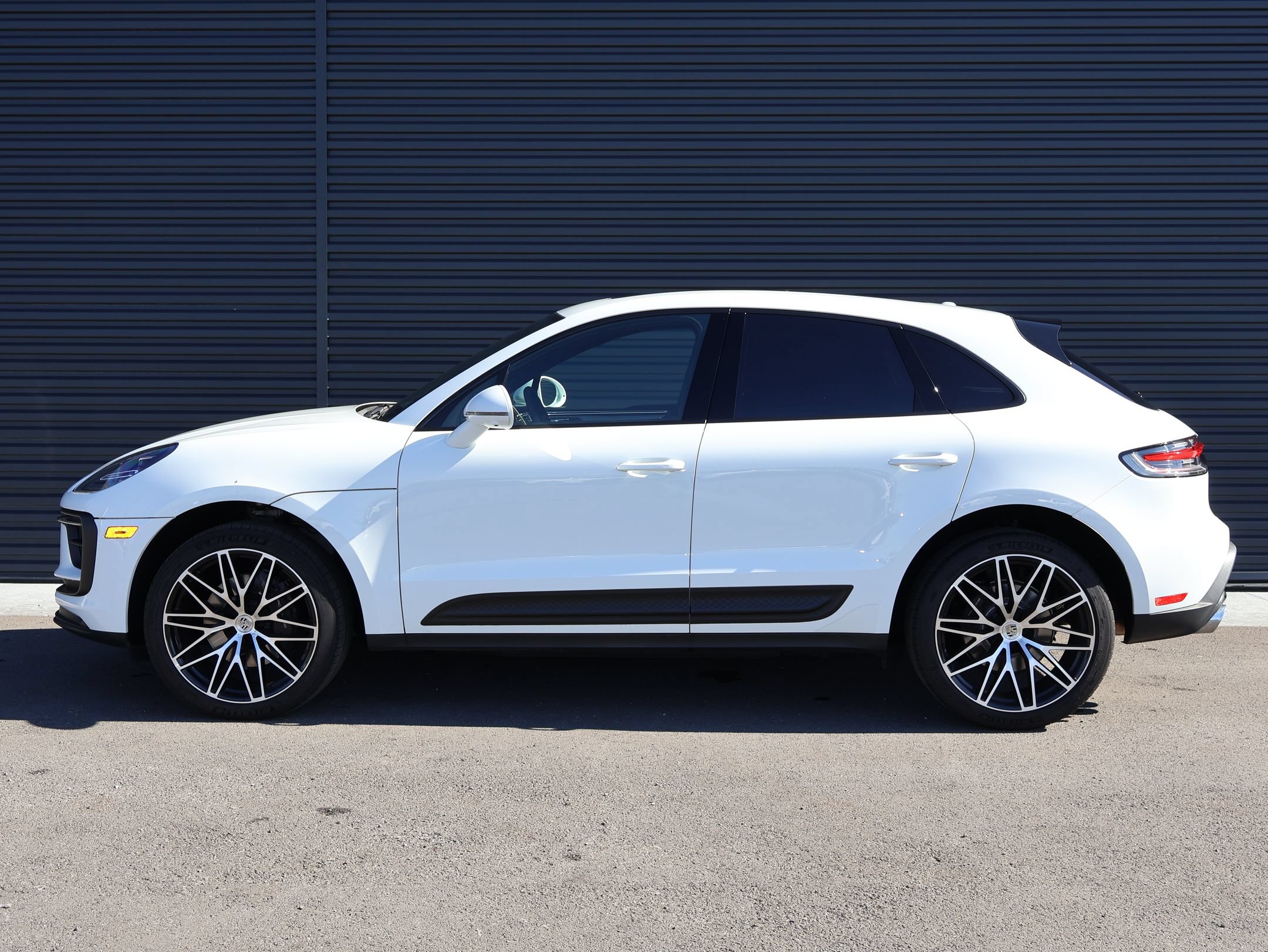 Used 2023 Porsche Macan AWD/4WD image 2