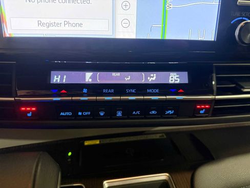 Certified 2023 Toyota Sienna XLE image 33