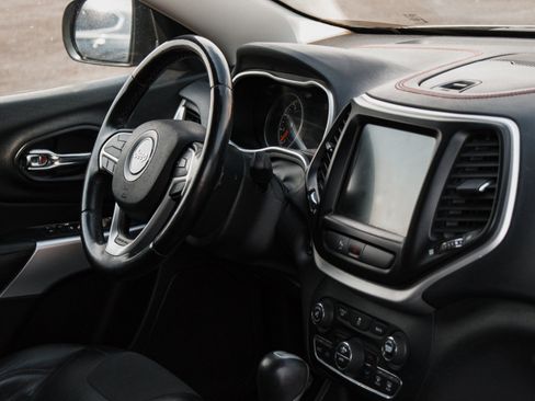 Used 2018 Jeep Cherokee Trailhawk AWD/4WD image 31
