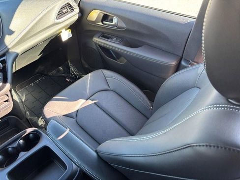 New 2026 Chrysler Pacifica Select image 11